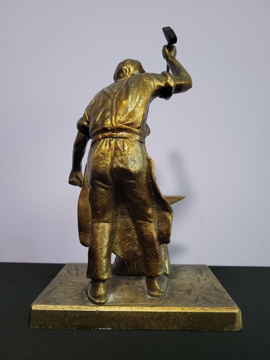 Ciężka duża metalowa figura kowala