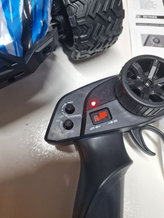 carro de controle remoto da marca DEERC, modelo 9003E.