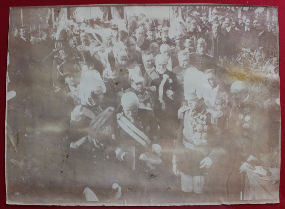 Rei D. Manuel II colocando a 1ª pedra de um monumento.