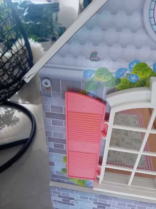 Duży drewniany domek z meblami firmy KidKraft dla lalek Barbie