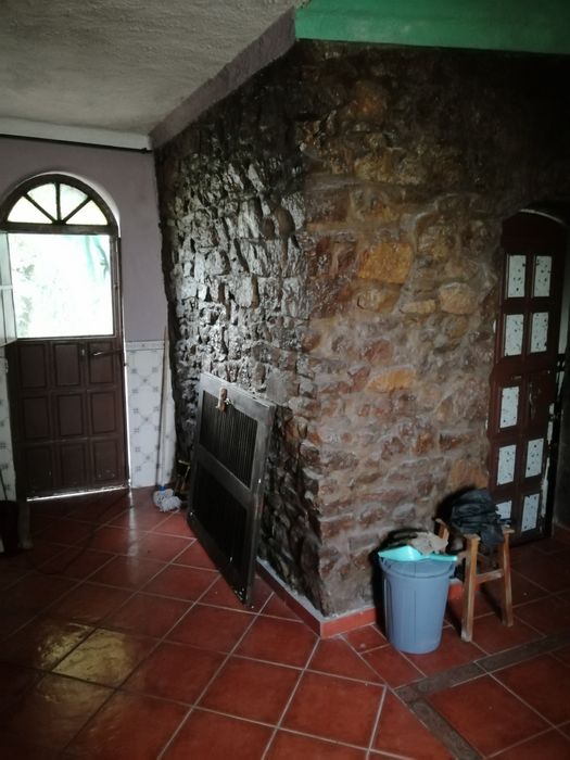 2 quartos rústicos, com uso de WC, sala e cozinha. Máximo 4 pessoas.