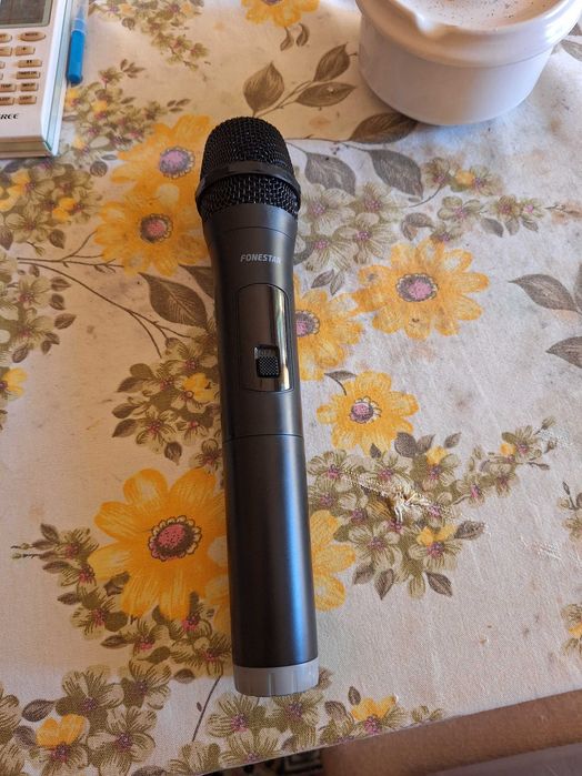 Amplificador para conferências ou karaoke. Com microfone sem fios. Entradas USB e externa.