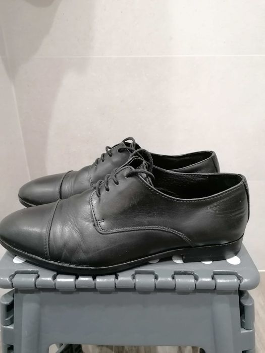 Sapatos elegantes em pele preta