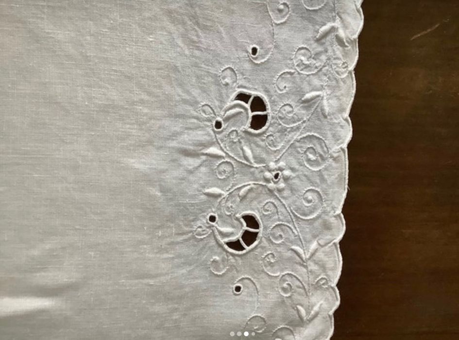 Pano individual em linho bordado à mão.