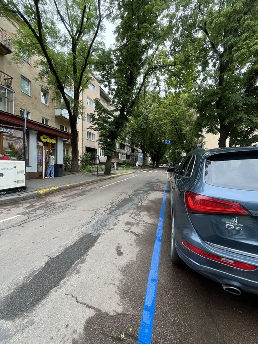 Приміщення в центрі міста, інд.опалення, фасадний вхід,вікна.