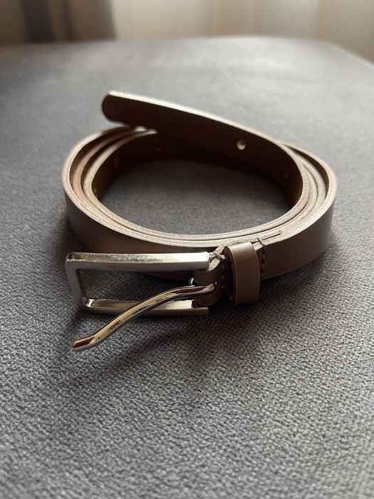 Elegancki pasek damski brązowy z ozdobną złotą klamrą