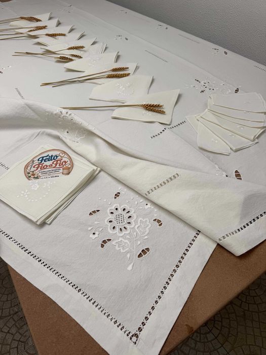 Toalha de mesa em puro linho antigo, bordados da Lixa, nova e por estrear!