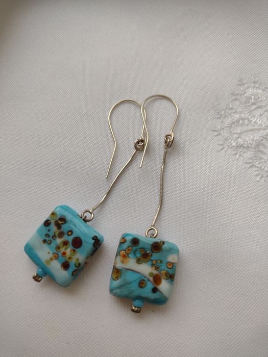 kolczyki 6cm kostka niebieska lampwork na żmijce