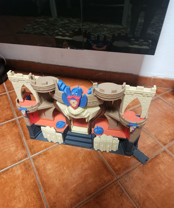 Brinquedos vários:Barco,Castelo,helicóptero de Homem-Arranha,etc.