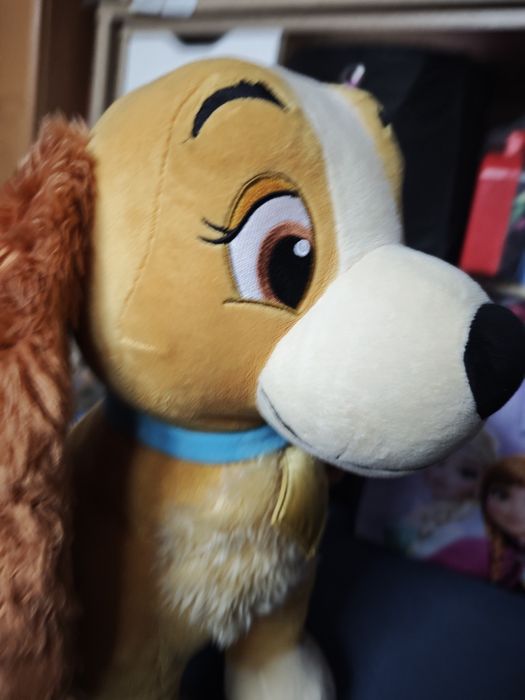 Wielka maskotka Disney lady zakochany kundel