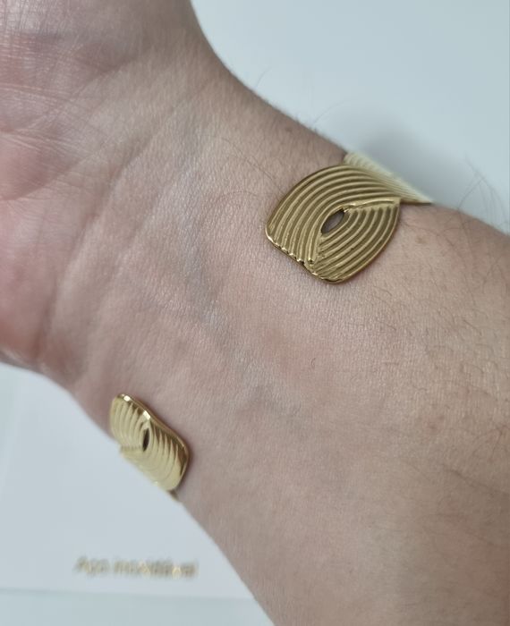 Pulseira/escrava dourada, em aço, com 3 peças em madrepérola.Ajustável