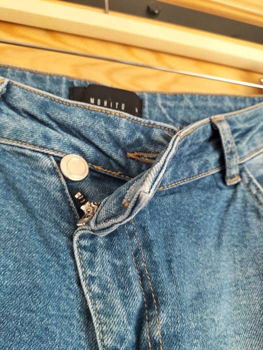 Jeansy z przetarciem marki Mohito rozmiar 38 stan bardzo dobry.