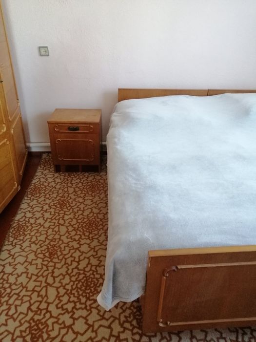 Продам спальний гарнітур,ліжко,шафа триверха,дві тумбочки,трюмо