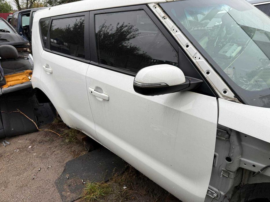 Двері праві Kia Soul EV  кіа сол соул дверь двери правые