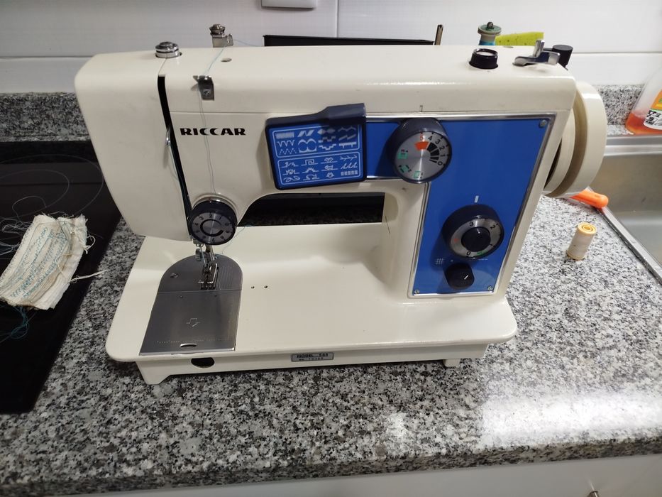 Máquina de costura riccar
