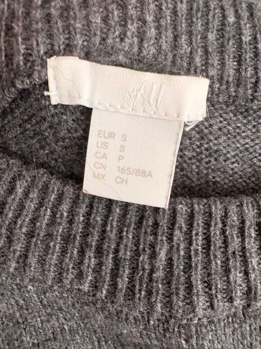 Ciemnoszary sweter z pingwinami z cekinów H&M – rozmiar S