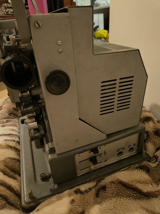 Sprzedam zabytkowy projektor filmowy