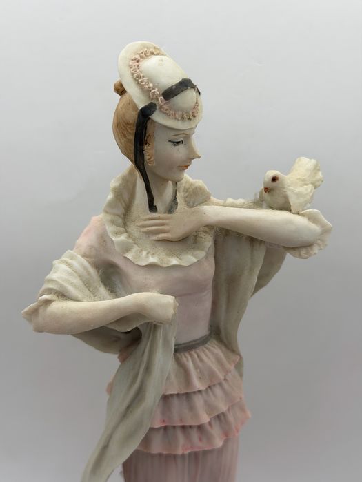 Figurka Dama z gołębiem The Leonardo Collection