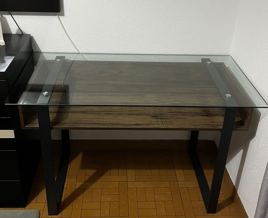Secretária Industrial Vidro e Carvalho Escuro(Excelente estado) Altura: 74cm, Comprimento: 120cm por 60