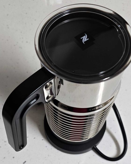 Vendo máquina nespresso  como nova com 1 aerocino novo