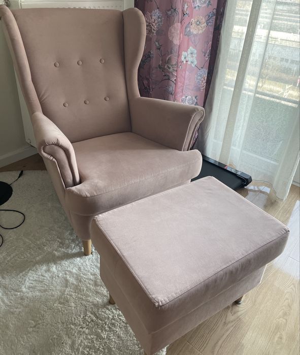 Fotel uszak pudrowy róż z podnóżkiem