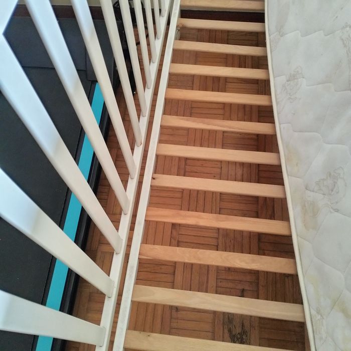 Cama de bebê de madeira maciça branca
