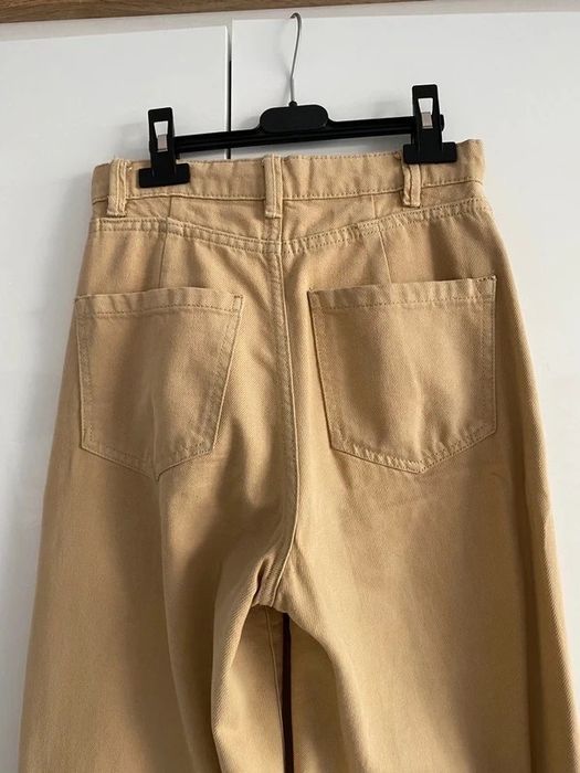 beżowe jeansy z prostymi nogawkami bershka