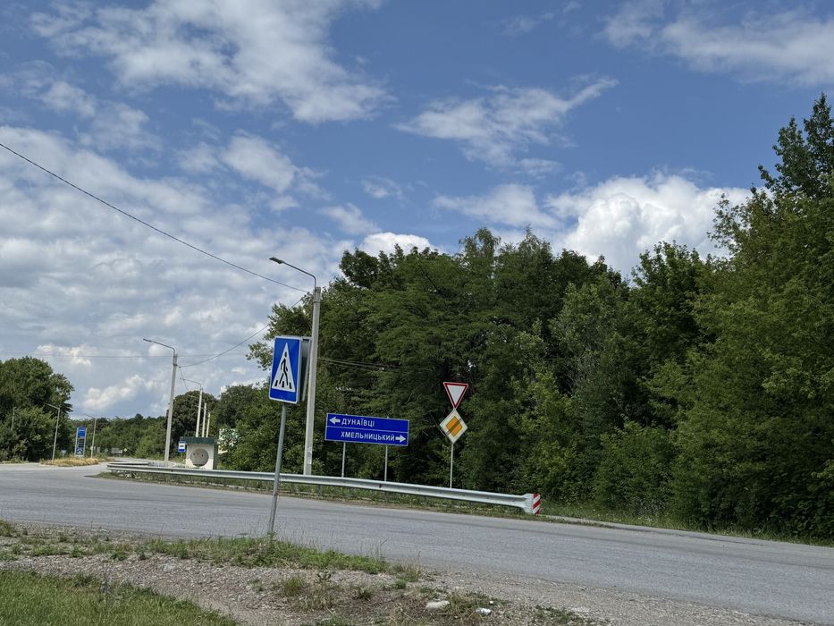 Фасад чудова земельна ділянка комерційного призначення