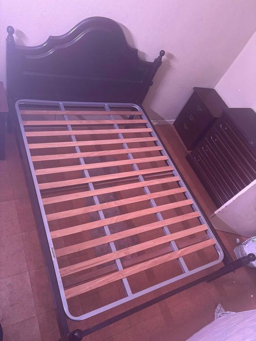 Cama de casal standard de madeira Mogno com estrado