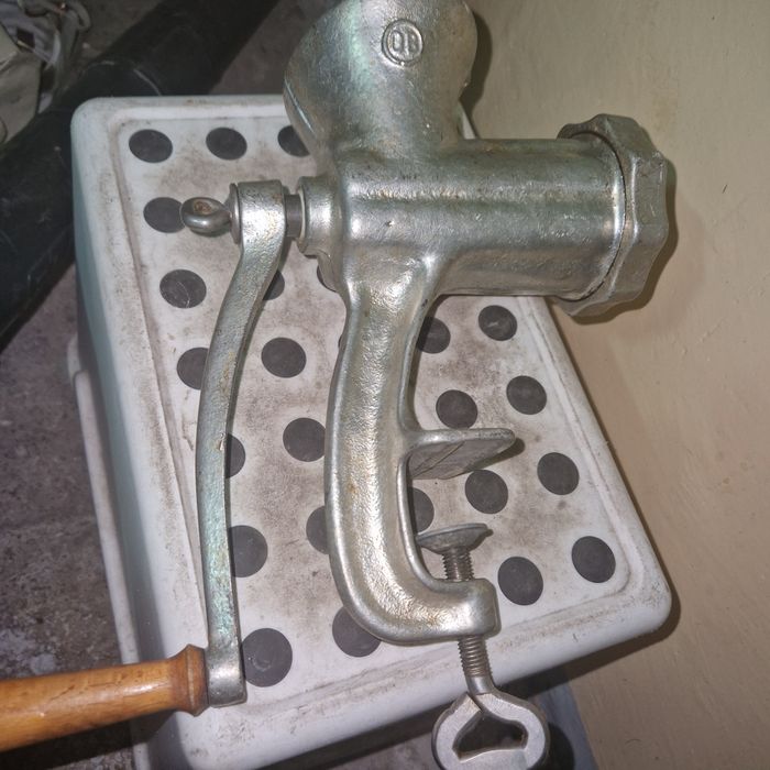 Duza rėczna maszynka do mienia miesa z czasow  prlu