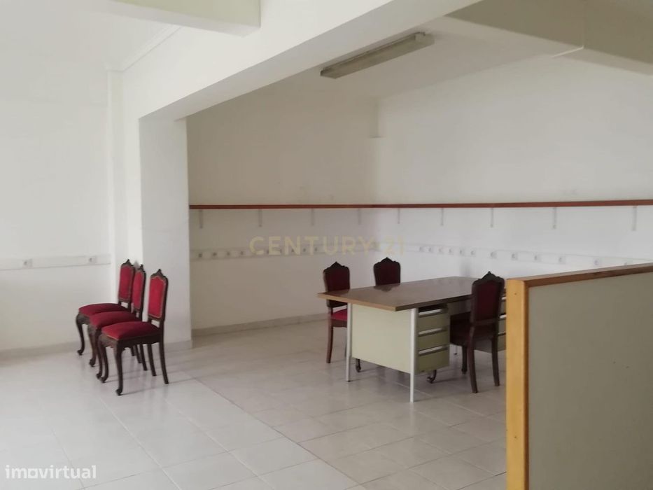 New on the Market – Excellent 112 m² Residential Unit Next to Reboleira Metro