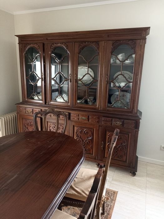 Mesa ,3 cadeiras e móvel