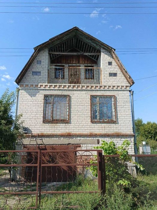 Здається великий 3-поверховий будинок у м. Самар біля річки