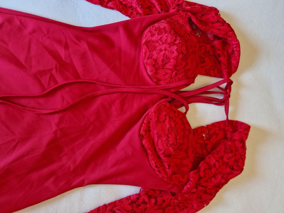 Vestido de lycra e renda nas mangas e decote