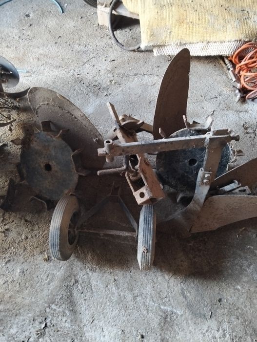 Moto emchada com várias faramentas