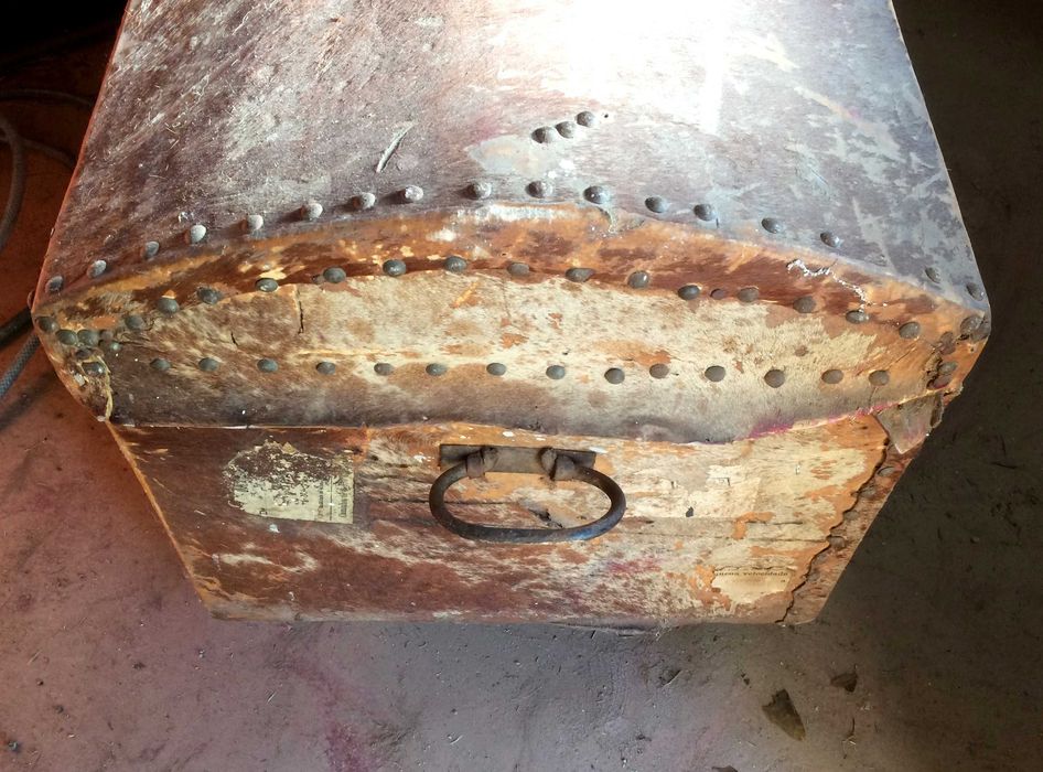 Arca antiga forrada a pele de vaca