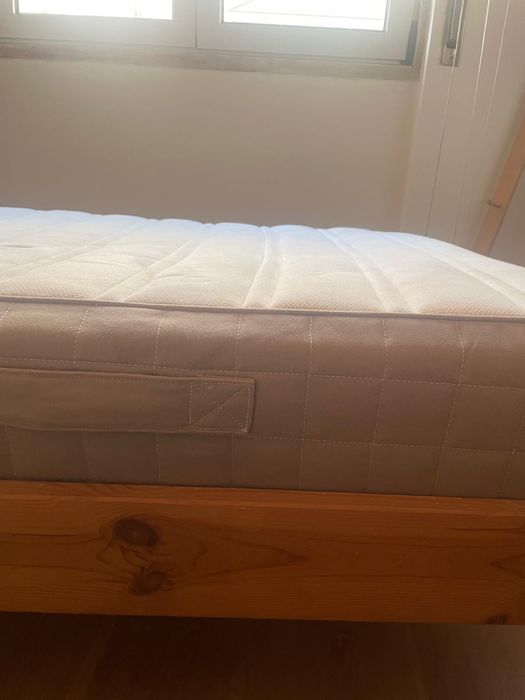 Cama de solteiro com estrado e colchão alguns anos de uso o colchão tem algumas manchas mas tem fecho e pode ser lavado as medidas da cama são 2,00 cm