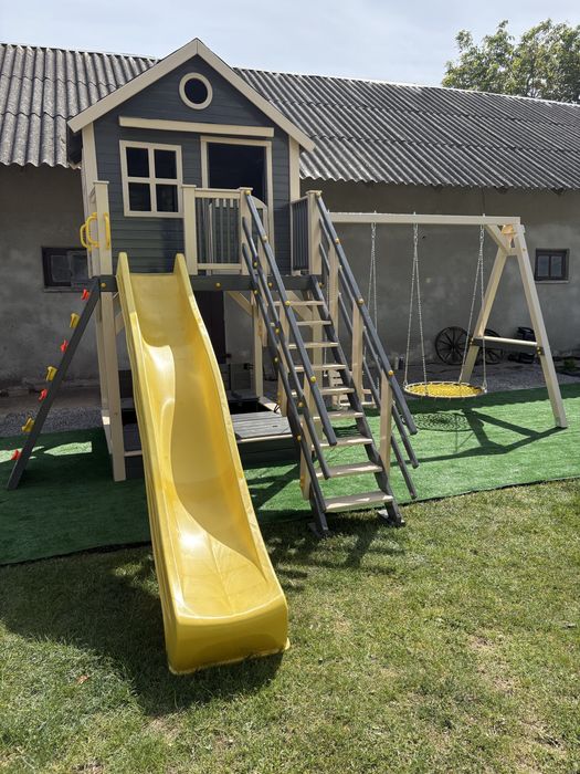 Дитячий будиночок майданчик з дерева гірка гойдалка пісочниця