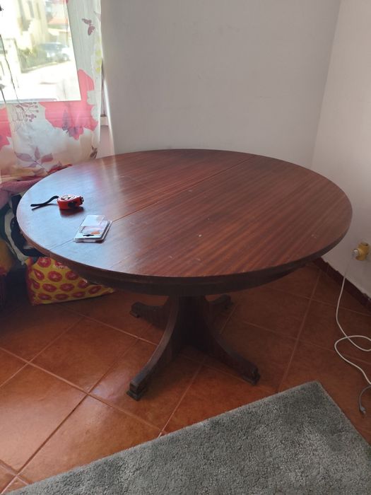 Mesa de Jantar Redonda Extensível em Mogno (Estilo Inglês)