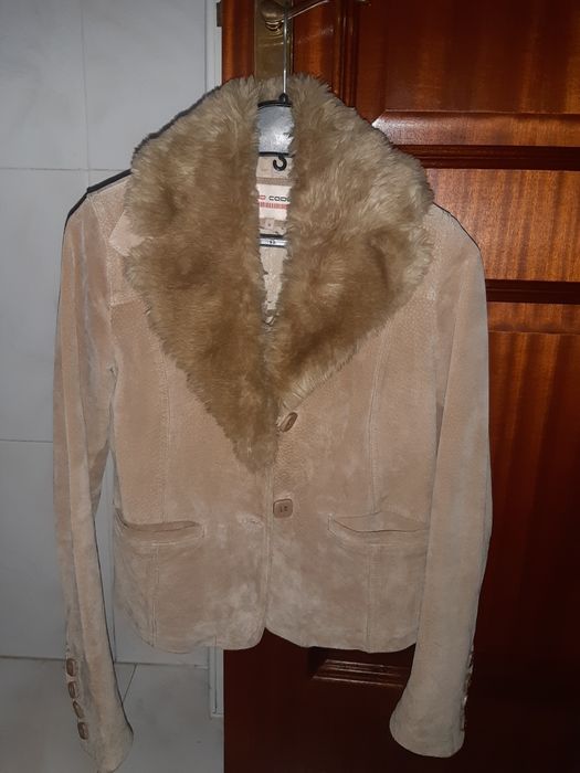 Casaco de couro camel com gola de pelo