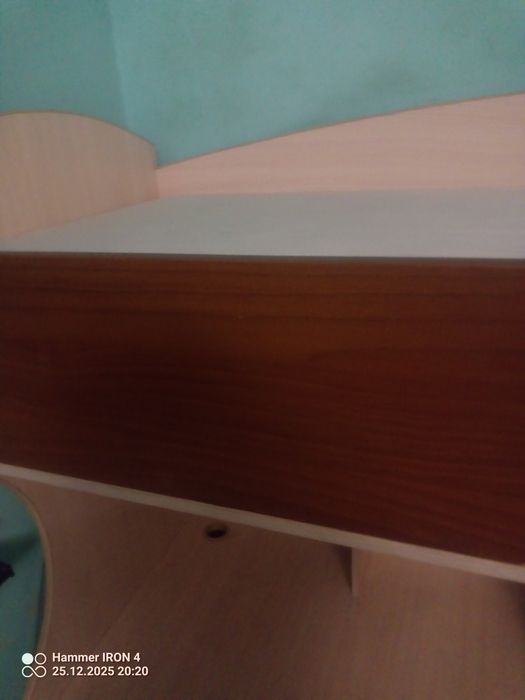 Продам двух яросную кровать со столом,шкафом и множеством полочек.