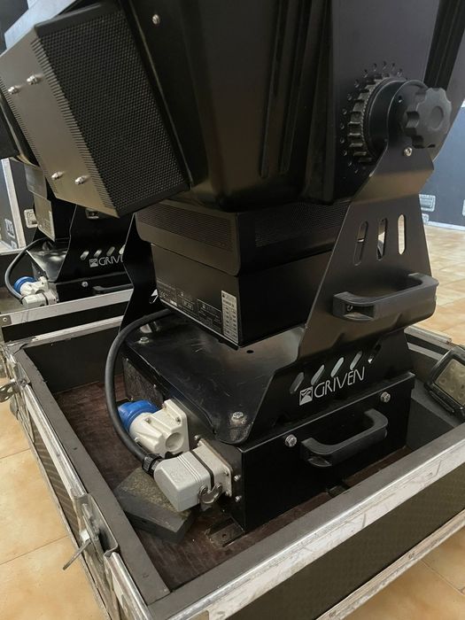 Projetores GRIVEN 1800 Profissionais + Flight Cases