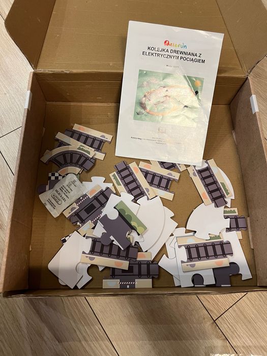 Kolejka drewniana z elektrycznym pociągiem Elefun