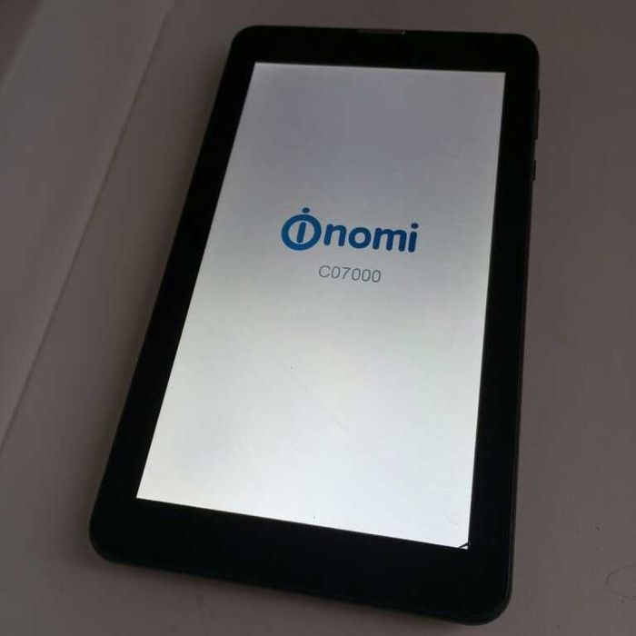 Планшет Nomi c07000 - висит на заставке