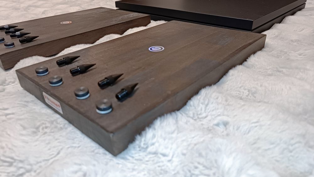 Warte 700 Podstawy drewniane pod głośniki z kolcami plus podstawa pod