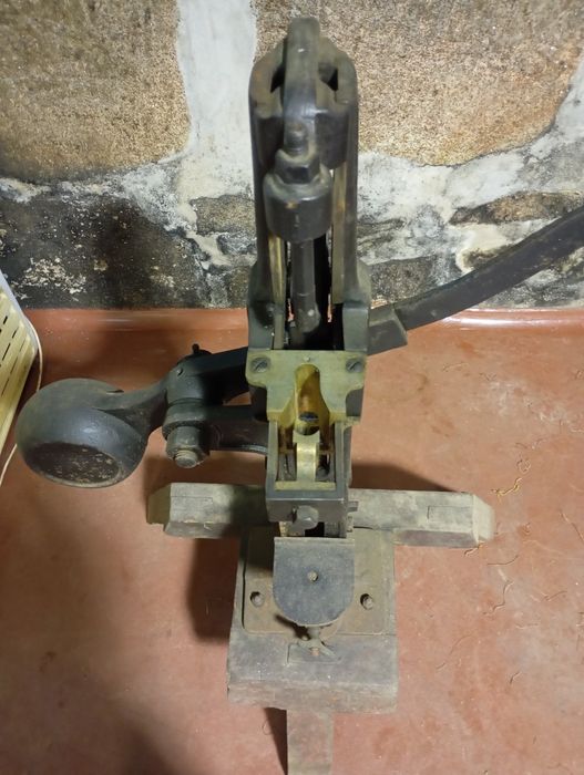 Maquina de colocar rolhas antiga