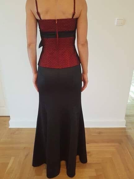 Bluzka typu gorset i czarna spódnica