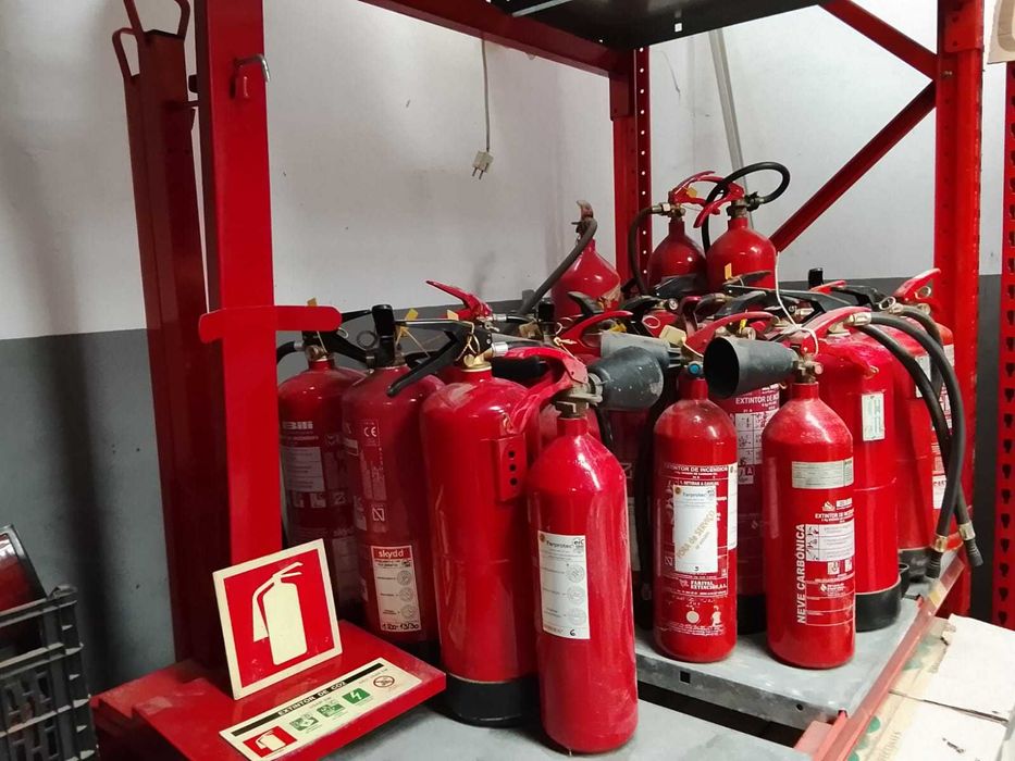 Vários Extintores para Recarga