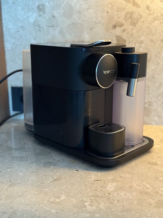 Капсульна кавоварка Delonghi Nespresso Gran Lattissima