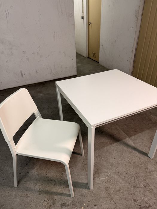Mesa e cadeira da ikea